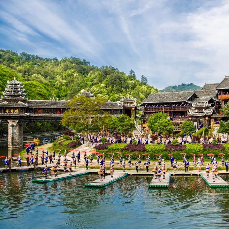 快樂大巴游--【好運通道、福地懷化】湖南通道皇都侗寨、轉兵紀念館、萬佛山、懷化洪江古商城、安江袁隆平舊居、芷江受降館、龍津風雨橋、柳州青云早市、窯阜古鎮、五星街空調汽車純玩五天