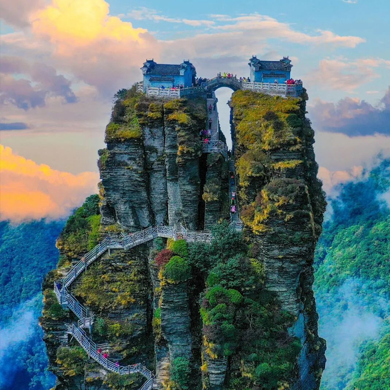 （國旅自組）【撒歡貴州】天空之境梵凈山、鎮(zhèn)遠(yuǎn)古鎮(zhèn)、烏江寨、遵義、織金洞、龍里油畫大草原、青巖古鎮(zhèn)、貴陽雙飛6天